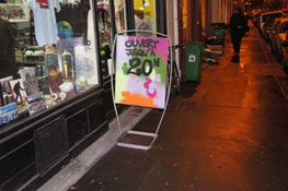 photo du panneau de la boutique maquis art qui ferme a 20 heures, vue de l exterieur